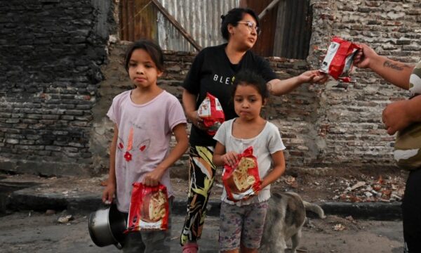 Contas públicas no azul e pobreza: os dois lados do ajuste radical de Milei na Argentina